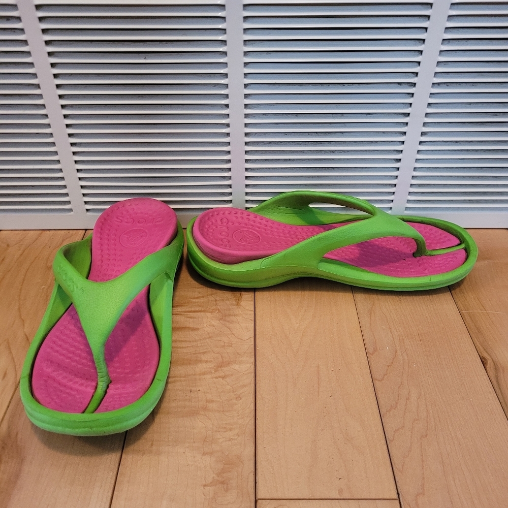 Crocs girls size 2 pink & green flip flops